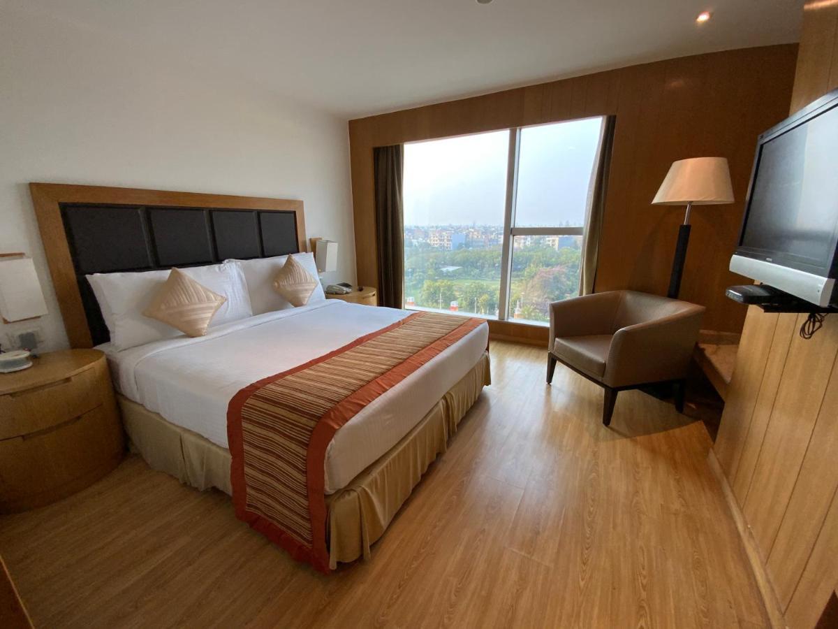 Отель Svelte Delhi, A Member Of Radisson Individuals Нью-Дели Экстерьер фото