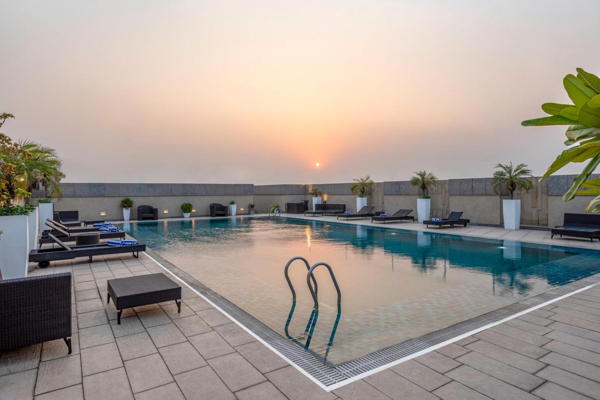 Отель Svelte Delhi, A Member Of Radisson Individuals Нью-Дели Экстерьер фото