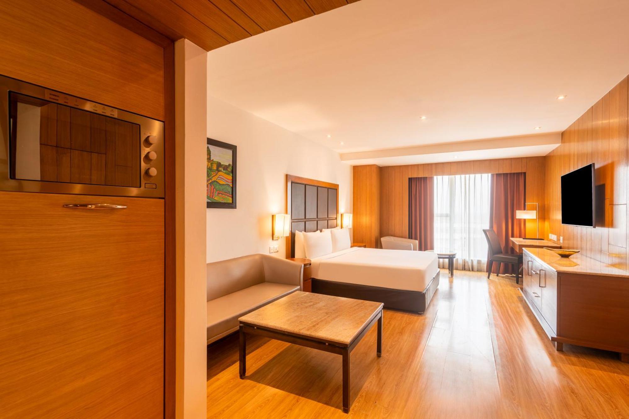 Отель Svelte Delhi, A Member Of Radisson Individuals Нью-Дели Экстерьер фото