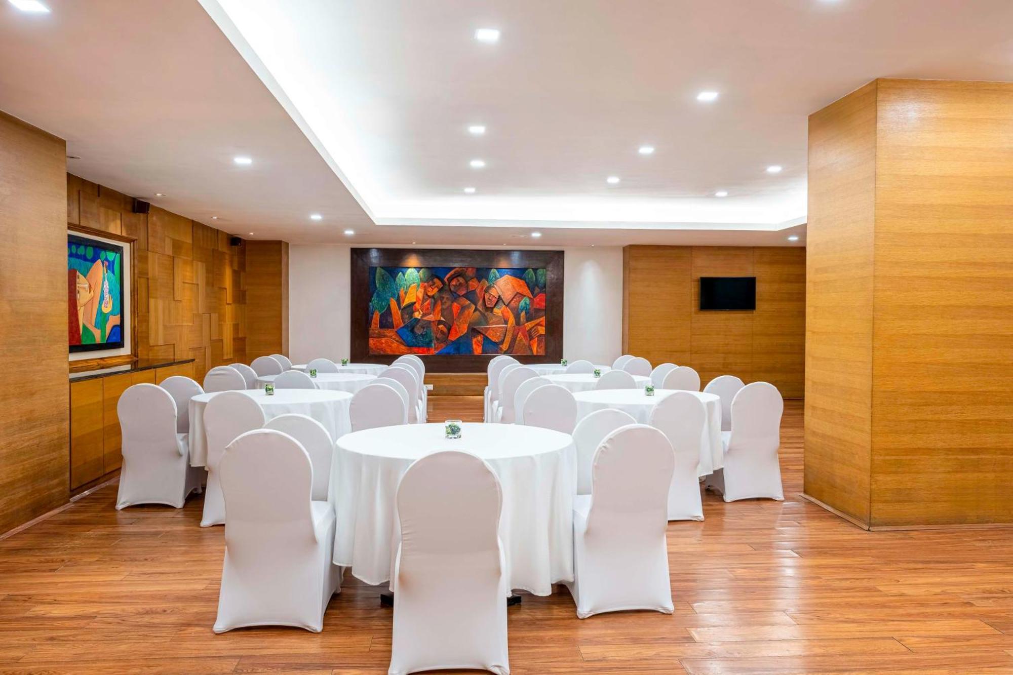 Отель Svelte Delhi, A Member Of Radisson Individuals Нью-Дели Экстерьер фото